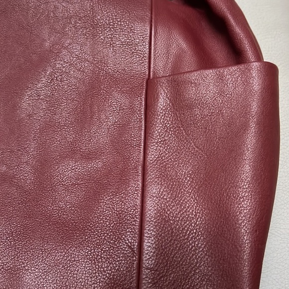 NWT Vince Camuto Lyona Leather Hobo Bag in Cranberry with dust bag - Picture 10 of 12